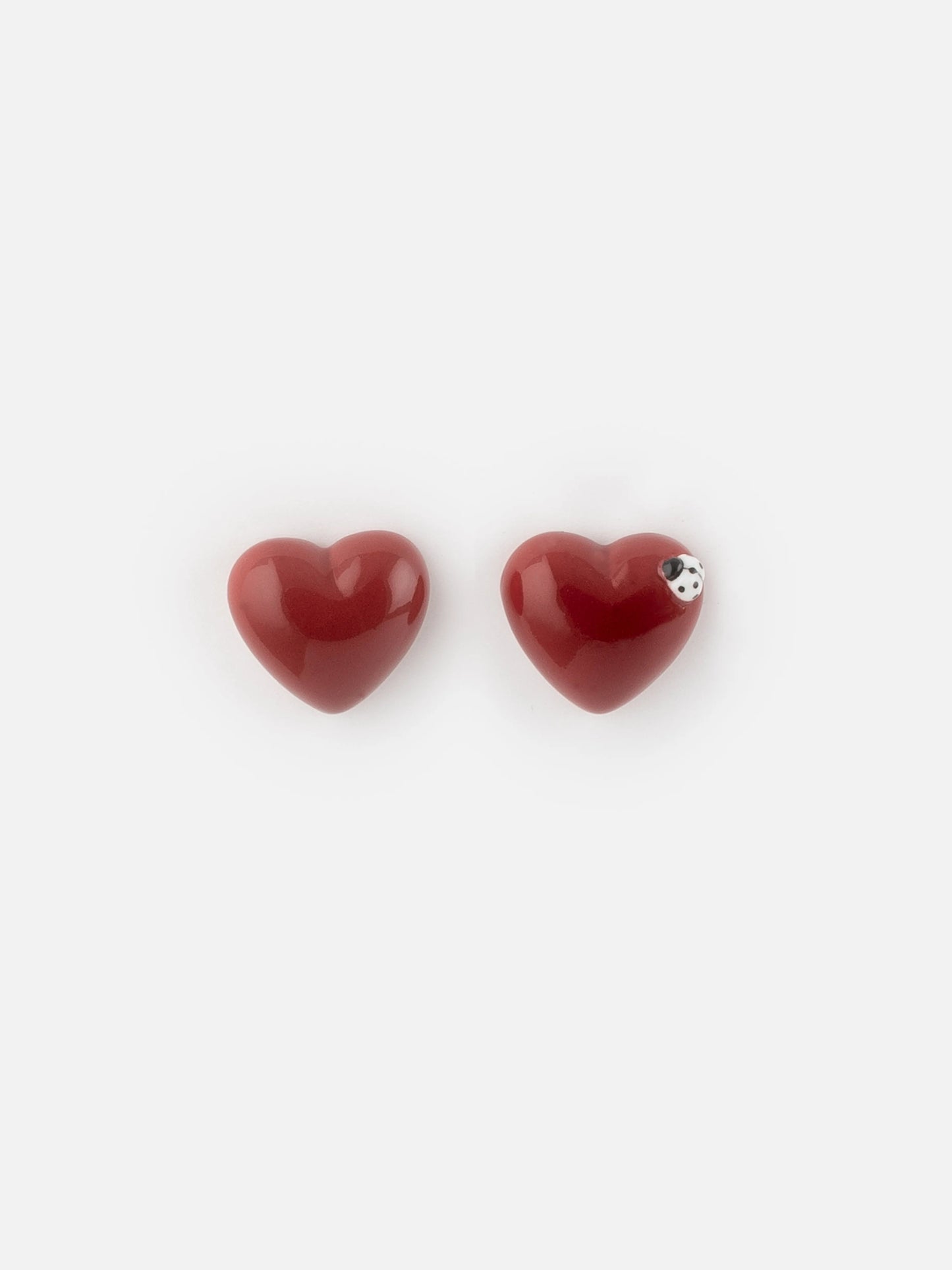 J835 Heart and ladybug stud earrings - Chérie Cherry