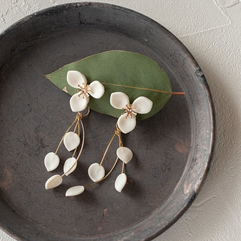 2way / fluttering flower petals, earrings / white