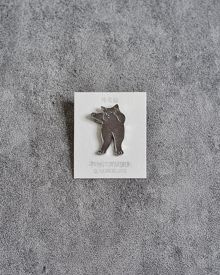 伸長貓 喵喵襟章 (黑/白/灰/深灰/淺灰/三色/純金/純銀/純黑)